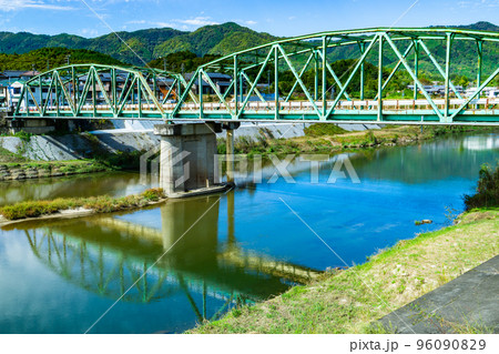 木津川にかかる三重県伊賀市の水面に映る島ヶ原大橋 96090829
