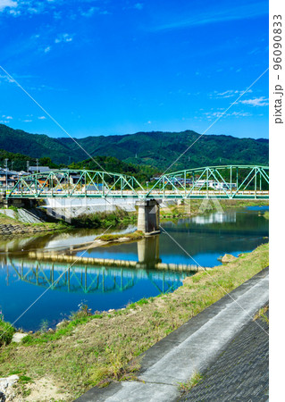 木津川にかかる三重県伊賀市の水面に映る島ヶ原大橋 96090833