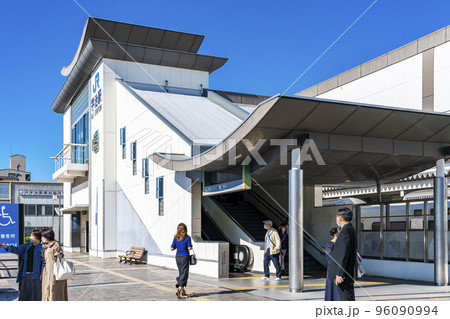 【京都府】爽やかな青空が広がる宇治駅 96090994