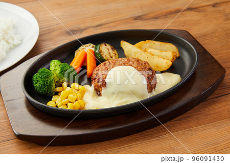 クリームチーズハンバーグ　ハンバーグ 96091430