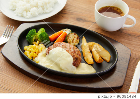 クリームチーズハンバーグ　ハンバーグ 96091434
