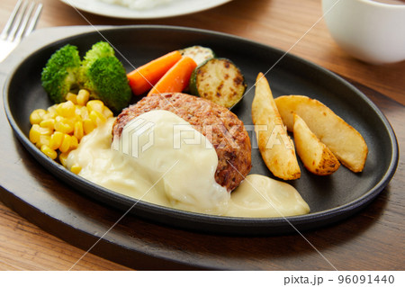 クリームチーズハンバーグ　ハンバーグ 96091440