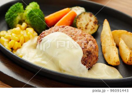 クリームチーズハンバーグ　ハンバーグ 96091443