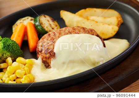 クリームチーズハンバーグ　ハンバーグ 96091444