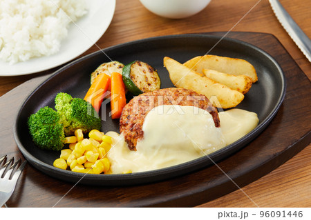 クリームチーズハンバーグ　ハンバーグ 96091446
