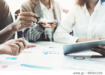 Planning to reduce investment risks, the image of a group of businesspeople working with partners is adjusting marketing strategies to analyze profitable and targeted customer needs at meetings. Planning to reduce investment risks, the image of a group of businesspeople working with partners is adjusting marketing strategies to analyze profitable and targeted customer needs at meetings. 96091509