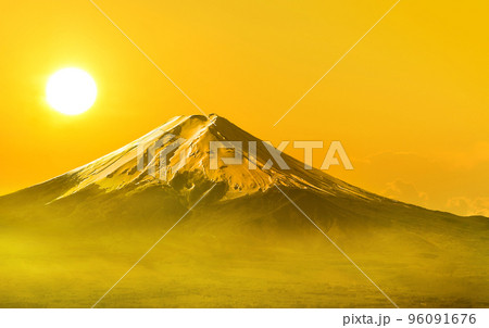 【イメージ画像】富士山と朝日・初日の出・朝焼け・日本の美しい夜明け風景 96091676