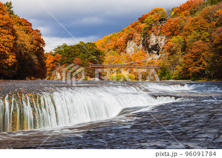 秋の吹割の滝 96091784