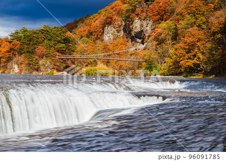 秋の吹割の滝 96091785