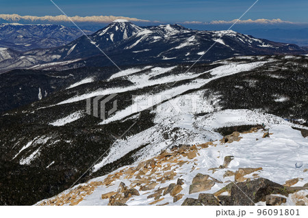 厳冬の八ヶ岳連峰・天狗岳から見る北八ヶ岳の山並みと北アルプス・妙高山 厳冬の八ヶ岳連峰・天狗岳から見る北八ヶ岳の山並みと北アルプス・妙高山 96091801