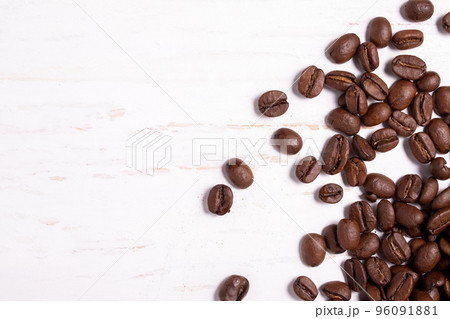 木の板に置いたコーヒ－豆 96091881