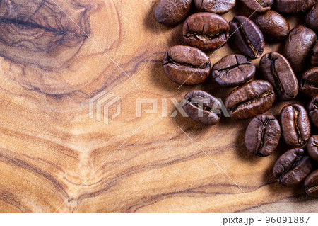 木の板に置いたコーヒ－豆 96091887