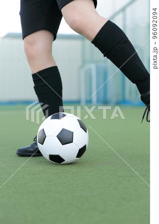 サッカーボールを蹴るゴールキーパーの男性 サッカーボールを蹴るゴールキーパーの男性 96092094
