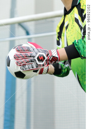 サッカーボールをキャッチするゴールキーパーの男性 96092102