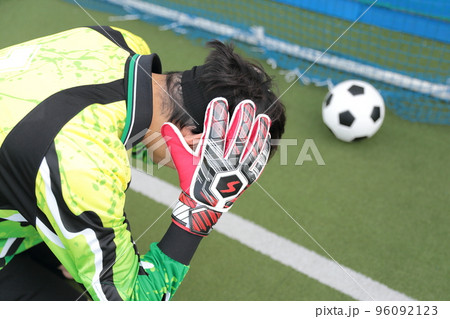 失点に悲しむゴールキーパーの男性 失点に悲しむゴールキーパーの男性 96092123