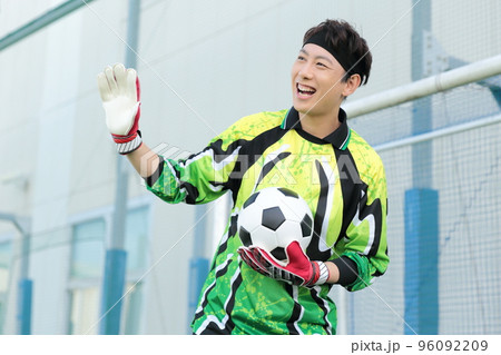 サッカーボールをキャッチするゴールキーパーの男性 サッカーボールをキャッチするゴールキーパーの男性 96092209