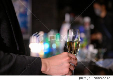 夜のバーのイメージ 96092232