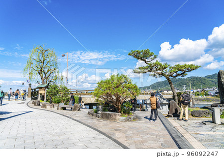 【京都府】爽やかな青空に恵まれた宇治川に架かる宇治橋 96092247