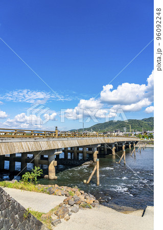 【京都府】爽やかな青空に恵まれた宇治川に架かる宇治橋 【京都府】爽やかな青空に恵まれた宇治川に架かる宇治橋 96092248