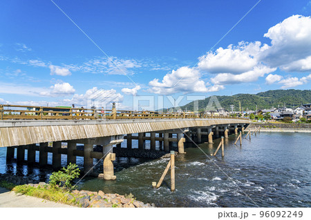 【京都府】爽やかな青空に恵まれた宇治川に架かる宇治橋 【京都府】爽やかな青空に恵まれた宇治川に架かる宇治橋 96092249