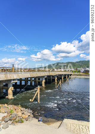 【京都府】爽やかな青空に恵まれた宇治川に架かる宇治橋 【京都府】爽やかな青空に恵まれた宇治川に架かる宇治橋 96092252