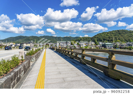 【京都府】爽やかな青空に恵まれた宇治川に架かる宇治橋 【京都府】爽やかな青空に恵まれた宇治川に架かる宇治橋 96092258