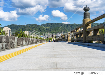 【京都府】爽やかな青空に恵まれた宇治川に架かる宇治橋 【京都府】爽やかな青空に恵まれた宇治川に架かる宇治橋 96092259