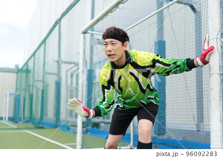 ゴールを守るキーパーの男性 96092283