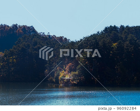 秋の美鈴湖と鳥居 秋の美鈴湖と鳥居 96092284