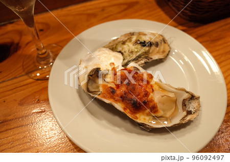 チーズを乗せた焼き牡蠣 96092497