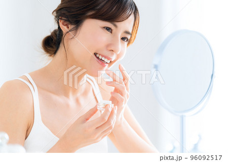 女性　ビューティー　美容　メイク　スキンケア 96092517