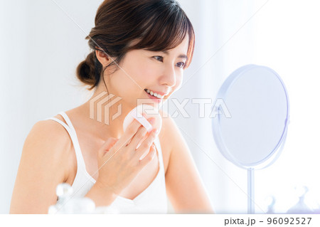 女性　ビューティー　美容　メイク　スキンケア 96092527