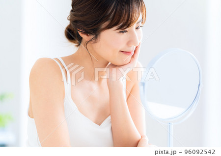 女性 ビューティー 美容 メイク スキンケア 女性 ビューティー 美容 メイク スキンケア 96092542