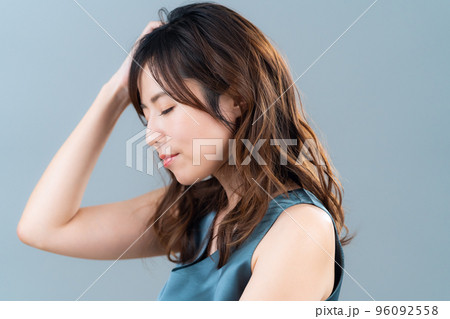 女性　ビューティー　美容　メイク　スキンケア 96092558