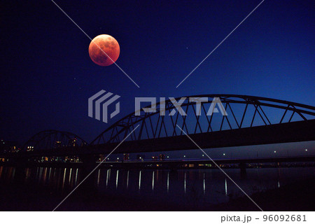 大阪淀川河川敷から梅田の夜景 皆既月食 大阪淀川河川敷から梅田の夜景 皆既月食 96092681