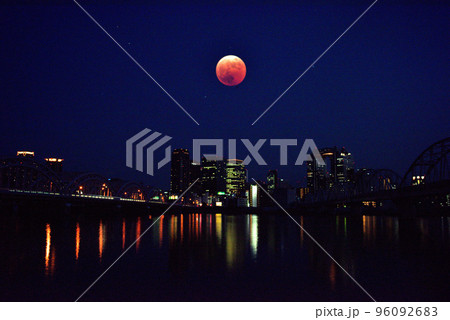 大阪淀川河川敷から梅田の夜景 皆既月食 96092683