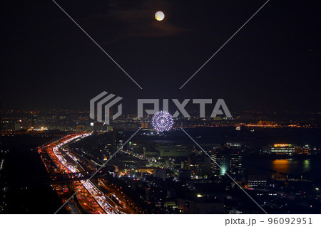 月と観覧車と湾岸高速道路 96092951