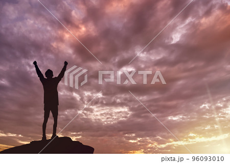 頂上で幸せや達成感を感じる　Feeling happy and achievement at top 96093010