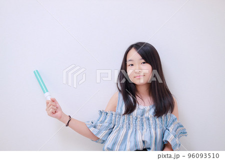 ペンライトで白い壁を差すカメラ目線の少女 ペンライトで白い壁を差すカメラ目線の少女 96093510