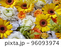 黄色と白の花のアレンジメント 96093974