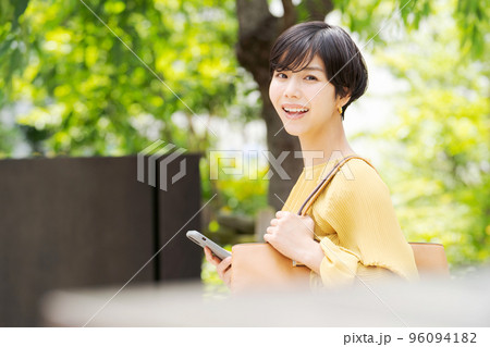 ショートヘアの女性　緑背景 96094182