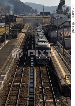 飛騨古川駅に停車する特急ひだ 飛騨古川駅に停車する特急ひだ 96094263