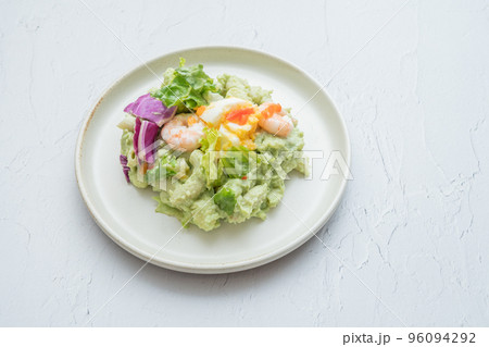 エビとアボカドのマカロニサラダ 96094292