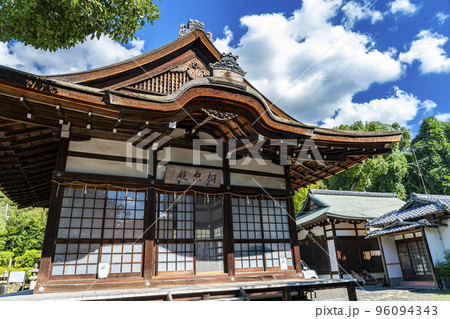 【京都府】重厚な雰囲気のある宇治神社の拝殿 【京都府】重厚な雰囲気のある宇治神社の拝殿 96094343