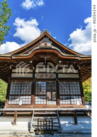 【京都府】重厚な雰囲気のある宇治神社の拝殿 【京都府】重厚な雰囲気のある宇治神社の拝殿 96094344