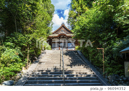 【京都府】自然に囲まれた宇治神社の拝殿 【京都府】自然に囲まれた宇治神社の拝殿 96094352