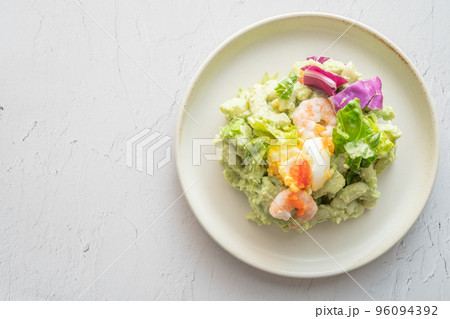 エビとアボカドのマカロニサラダ 96094392