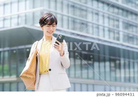 オフィス街に立つ女性 96094431