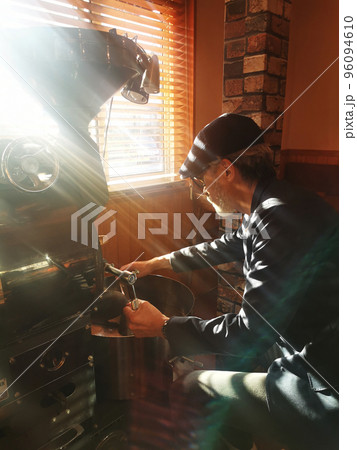 コーヒー豆　自家焙煎　男性　焙煎士 96094610