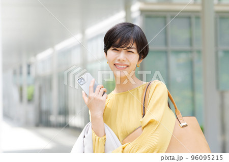 オフィス街に立つ女性 96095215
